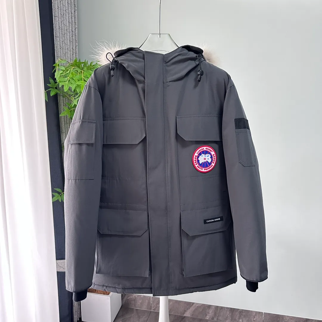 P700 CANADA GOOSE｜Canada Goose Expedition Parka｜Classic upgrade New 08 style Color: graphite gray, off-white, black, pink, navy blue, sky blue, Size: XS, S, M, L, XL, XXL, Product introduction Loose fit, multi-pocket design Larger size for free movement. 6 exterior pockets: 4 reversible front pockets, zippered side entry. There is a practical pocket on the left sleeve and a top pocket on the right sleeve. There is a drawstring on the inside of the waist and a logo patch on the back. The waist is designed with an inside drawstring, which can be adjusted to provide excellent warmth. Woven grab straps at upper back with “Expedition” logo patch • Hood with removable zipper trim, interchangeable hood trim for personalization and added protection (this jacket is not available with the classic hood trim) • Chin protection element has a tricot inner fabric for softness and comfort • Woven grab straps at upper back with “Expedition” logo patch • Internal drawstring at the waist, adjustable to provide excellent warmth •Snap-in rib knit cuffs for added comfort and optimal heat locking in •Stylish hanging inner straps allow the jacket to be carried over the shoulder, hands-free •Stowaway nylon stretch snow skirt for added protection •Two-way zipper covered fly with Velcro® snaps that unzips from the bottom for increased range of motion and breathability. A windproof fly is designed under the zipper for an extra layer of protection. • 6 exterior pockets: 4 two-way pockets on the front with top flap and Velcro® snaps, and zippered side entry. Utility pockets on left sleeve and right sleeve with top flap and velcro® snaps Internal pockets: 1 zipped pocket, 2 mesh drop-in pockets Embroidered Canada Goose logo